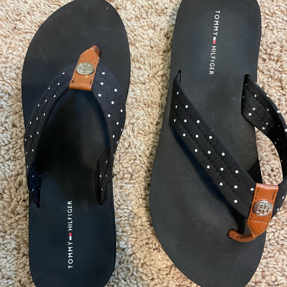 tommy hilfiger blue and white polka dot flip flops